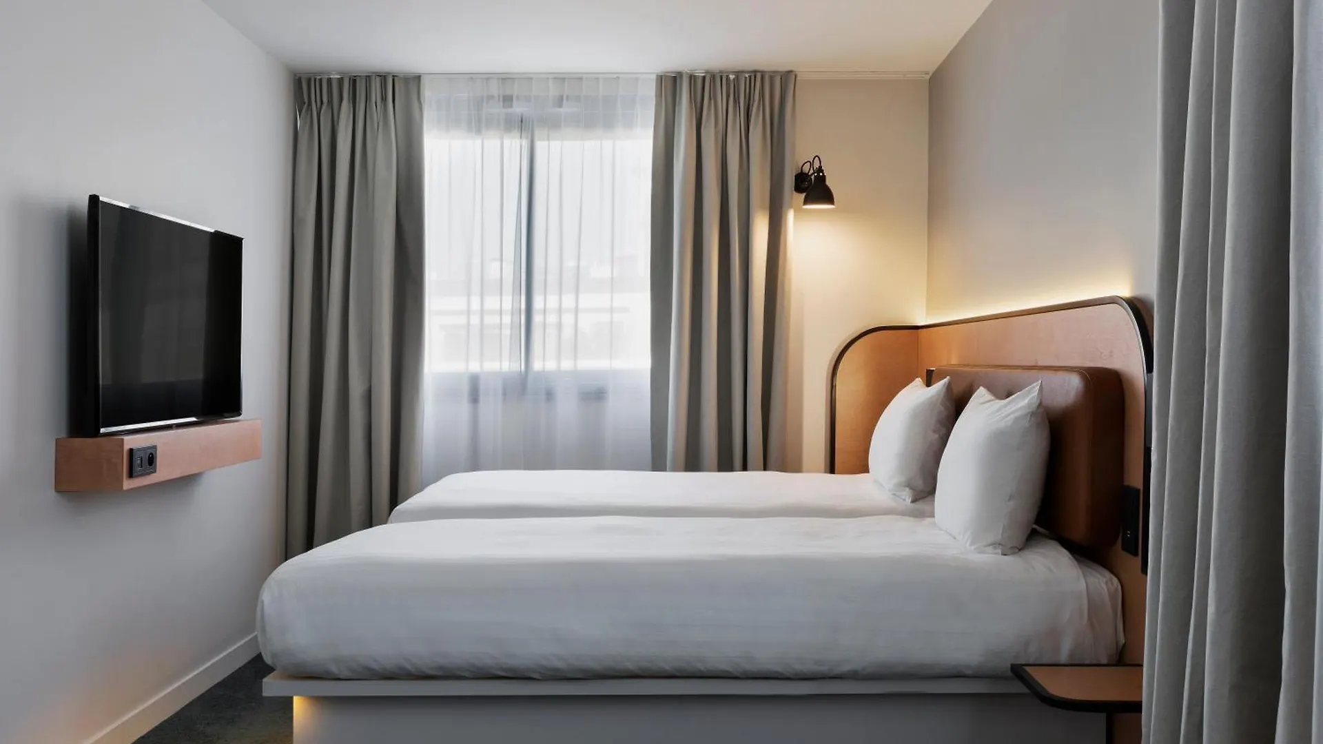 Moxy Paris Bastille 3*,  France