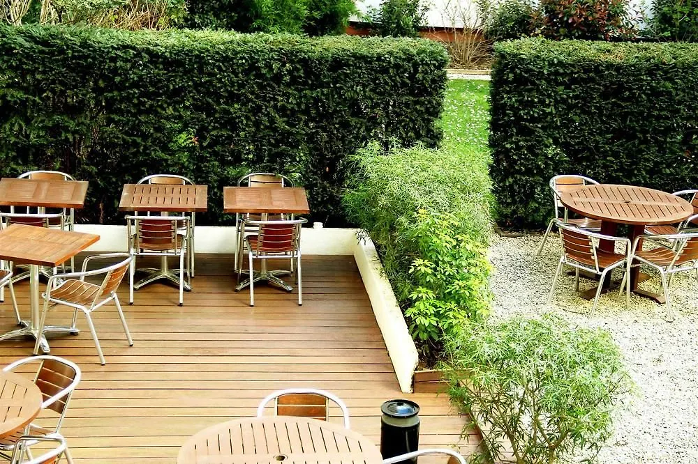 Moxy Paris Bastille 3*,  France